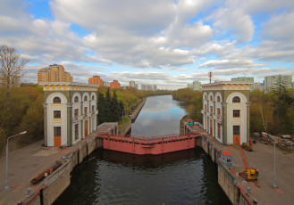 Moskva_River_locks_near_Karamyshev_Embankment