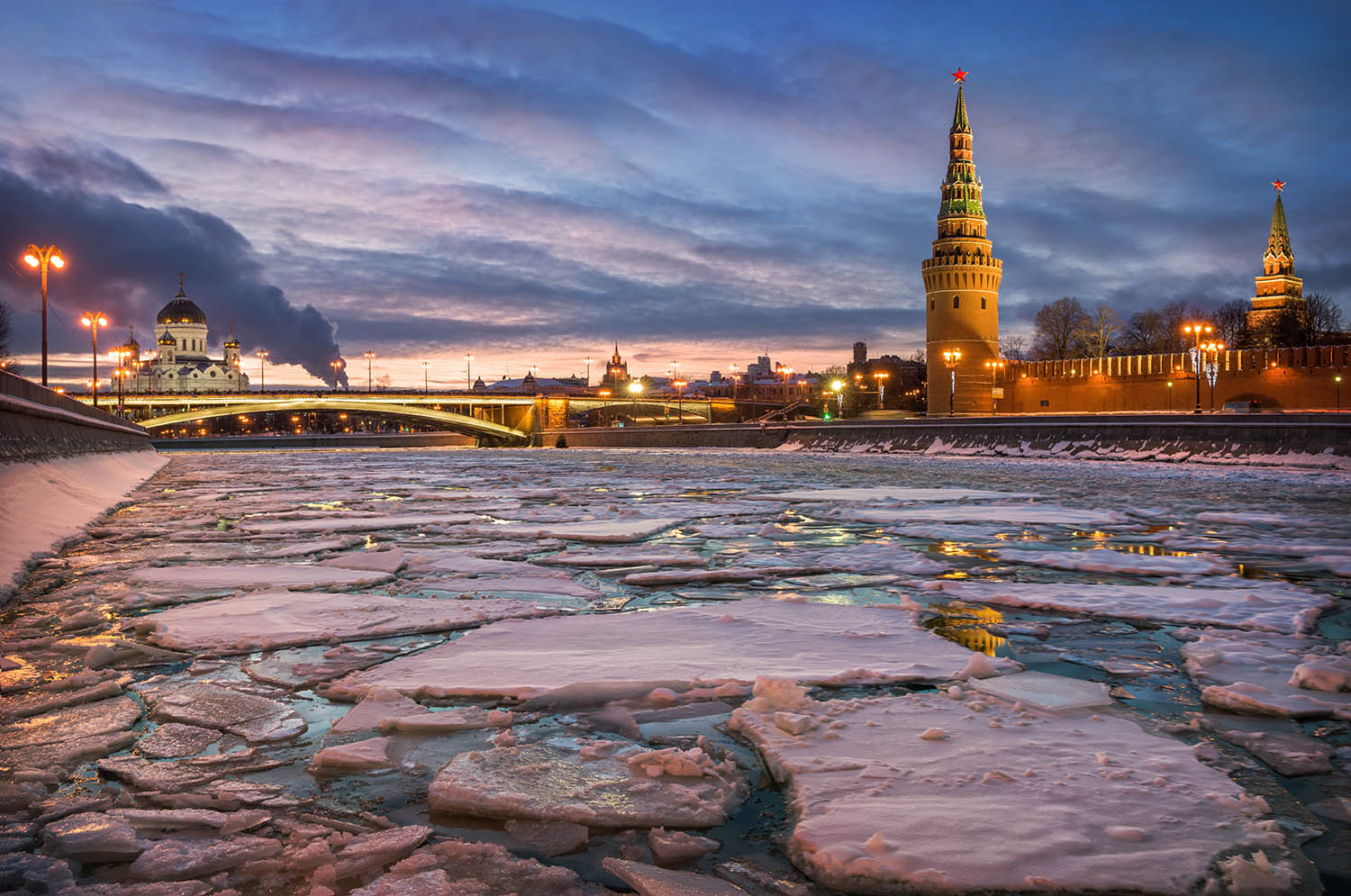 Москва река зимой. Лед на Москве реке. Весна лед на Москве реке. Кремль во льду в Москве. Лед на реке Москве мост.