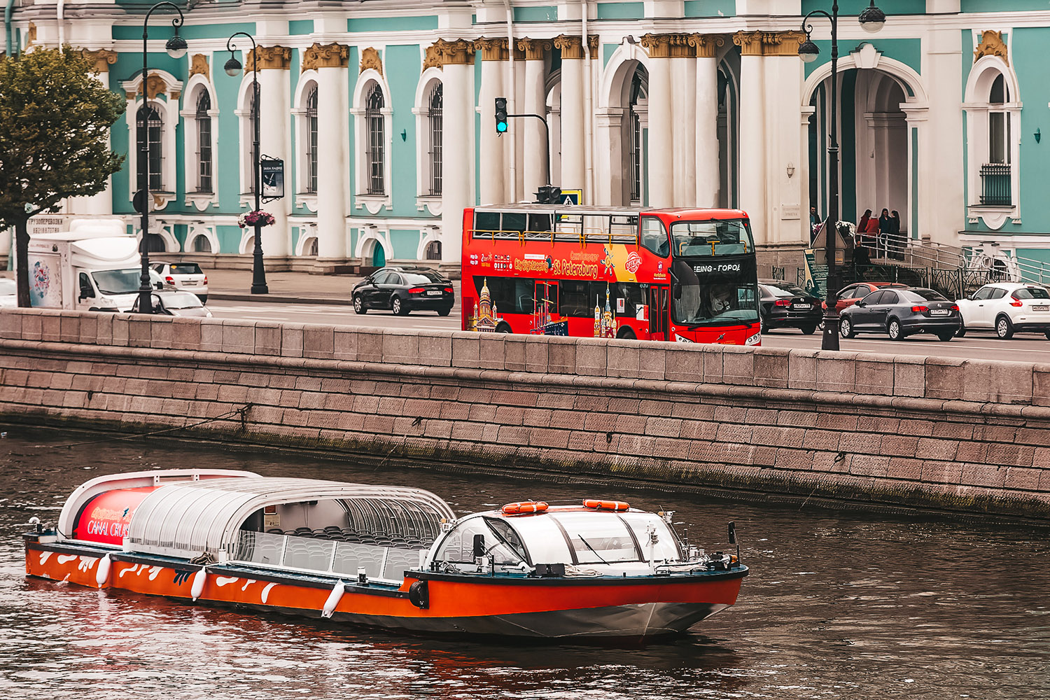 Обзорная экскурсия по петербургу. На теплоходе City Sightseeing СПБ. City Sightseeing Москва теплоход. Теплоход citysighseeng Санкт-Петербург. Экскурсионный автобус и теплоход.