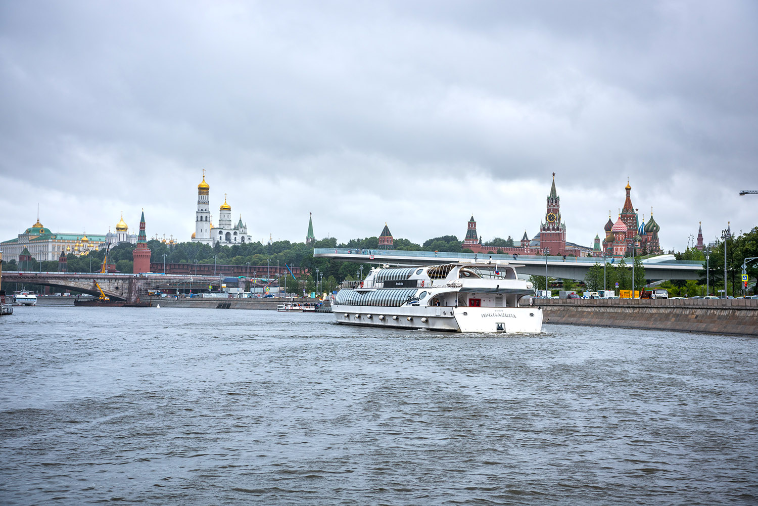 Москва река основная мысль. Венеция Москва река. Москва река выход в море. Яхта Рэдиссон Москва. Яхта флотилии «Рэдиссон Ройал».