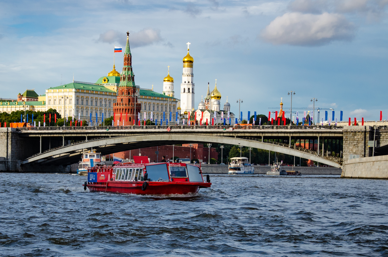 Речная прогулка в Москве на теплоходе-кабриолете по центру города от  причала Третьяковский